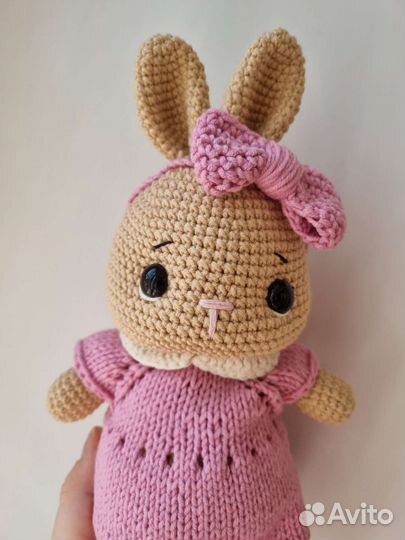 Вязаная игрушка Зайка в платье