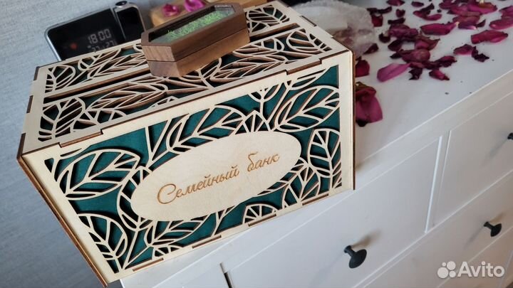 Шкатулка для обручальных колец и семейный банк