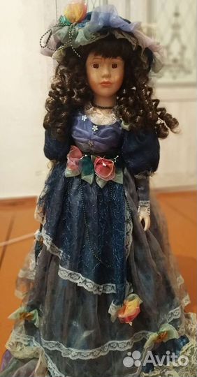 Кукла фарфоровая