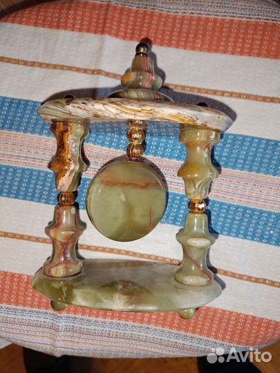 Часы настольные из камня