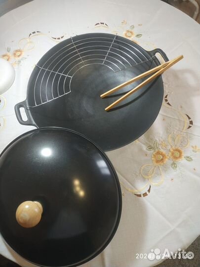 Чугунная сковорода-вок