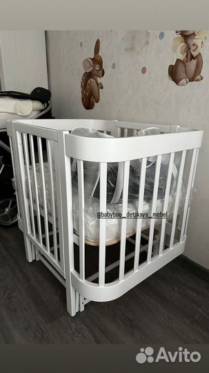 Детская кроватка с маятником