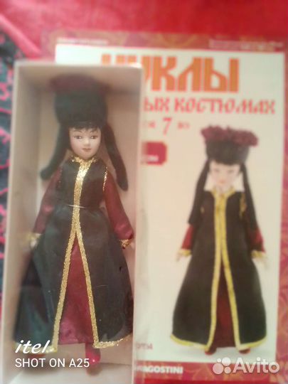 Кукла фарфоровая