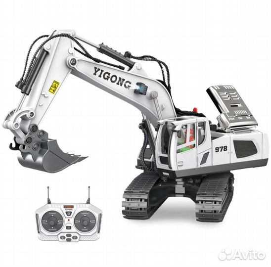 Белый экскаватор на пульте управления