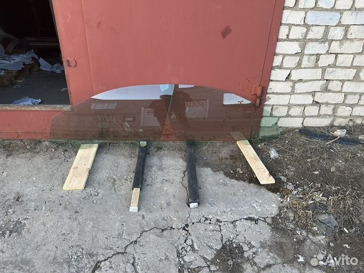 Боковое стекло