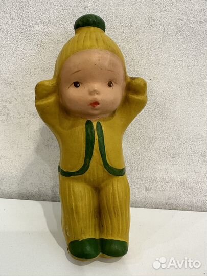Резиновый пупс в желтом костюме