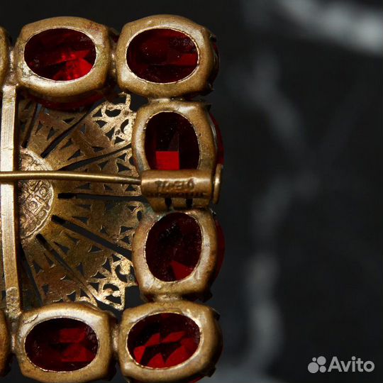 Брошь Квадрат с темно-красными камнями под золото