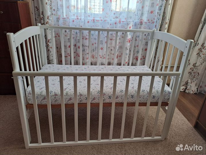 Детская кроватка с маятником и ящиком