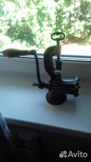 Антикварная мясорубка husqvarna