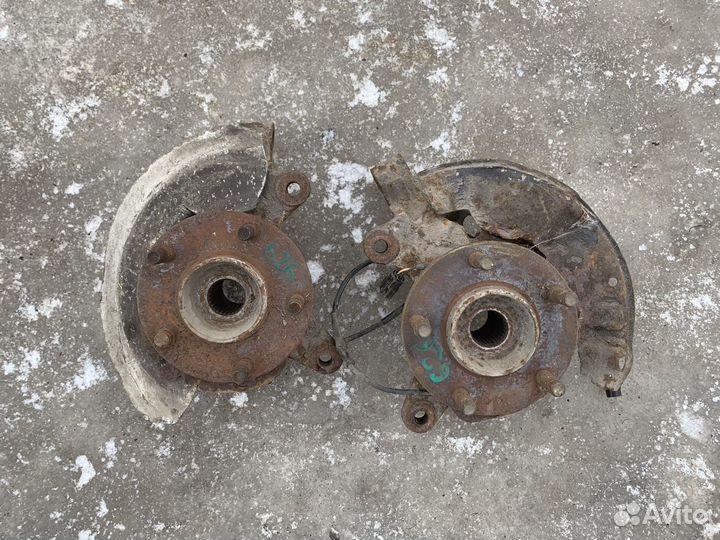 Поворотный кулак Мазда 626 GE 2.0