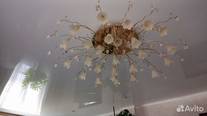 Диван и люстра