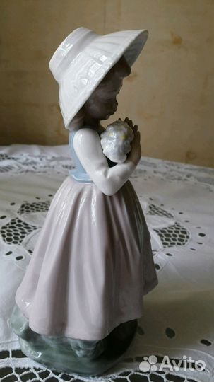 Lladro.Фарфоровая статуэтка,Девочка с букетом