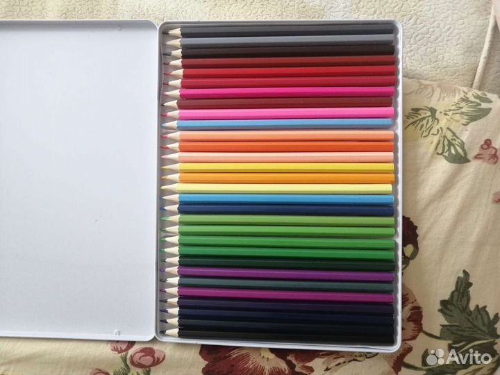 Карандаши в жестяном кейсе