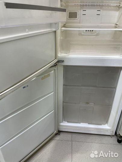 А) Холодильник Vestel ENF200VMW