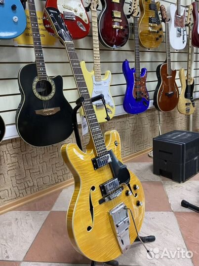 Полуакустическая электрогитара Yamaha SA50