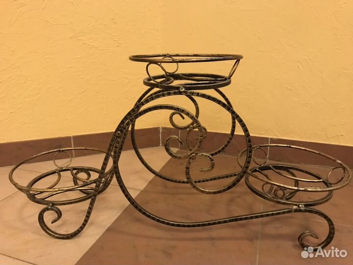 Металлическая подставка для трех цветов