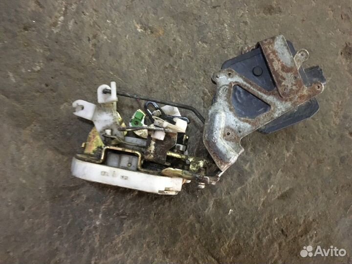 Замок двери задний правый (Mitsubishi Airtrek)