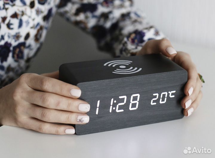 Настольные часы/ беспроводная зарядка