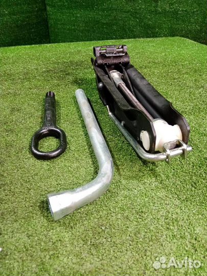 Домкрат Volkswagen Jetta 5 cavd (1.4T) 2008