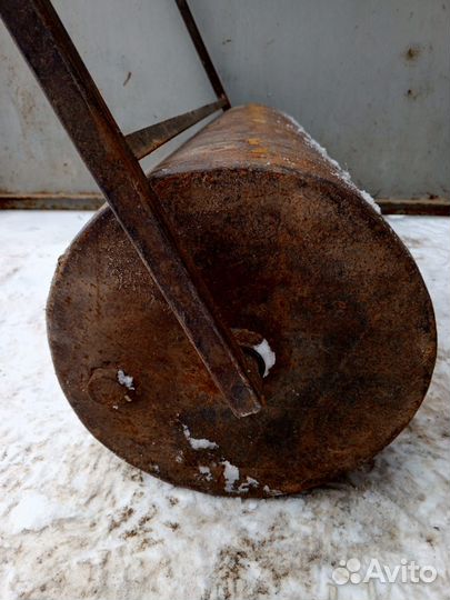 Каток для газона