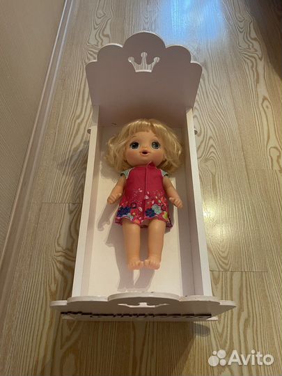 Кукольная кроватка с куклой