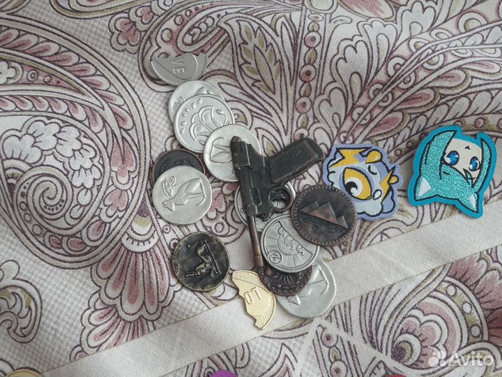 Брелки монеты из Пятёрочки и магнита