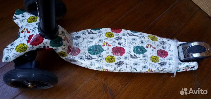 Светящийся самокат с наклонным поворотом