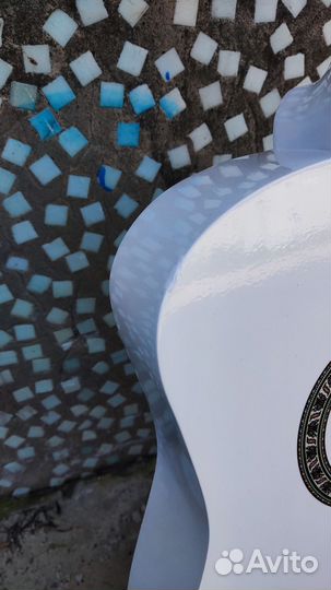 Гитара белая