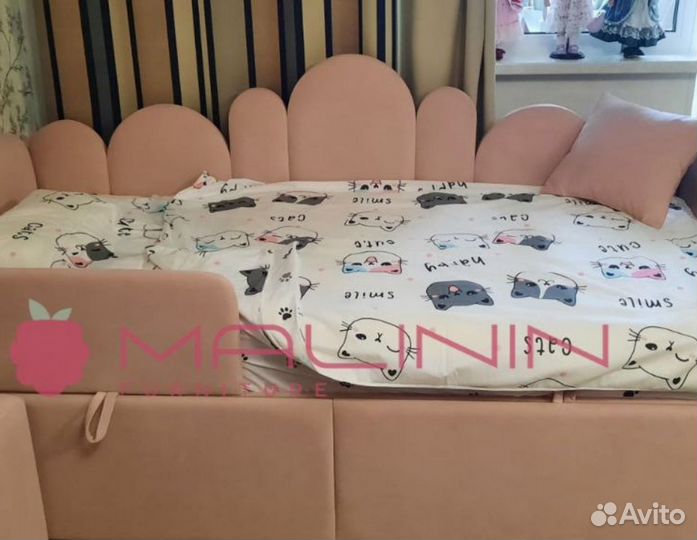 Детская кровать с мягкой спинкой и бортиком