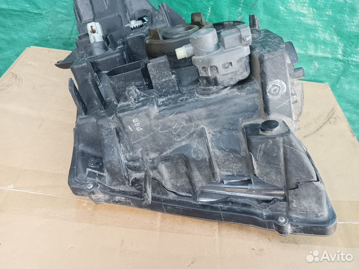 Стекло правой фары Nissan Pathfinder 2005-2010 г