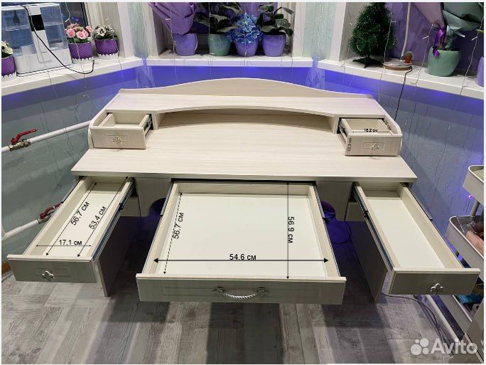 Компьютерный стол бежевый