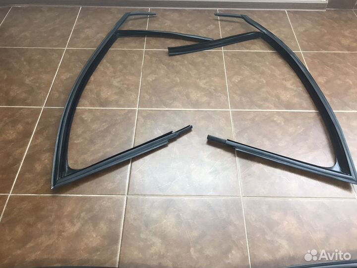 Уплотнитель стекла VW Polo