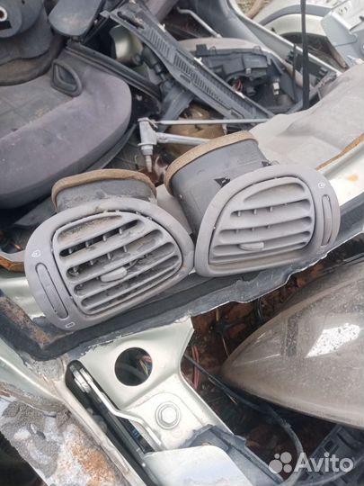 Дефлектор в торпедо Peugeot 206