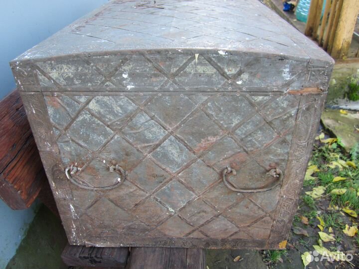 Сундук старинный