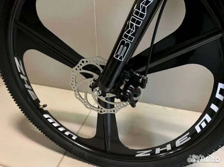 Велосипед BMW на литых дисках