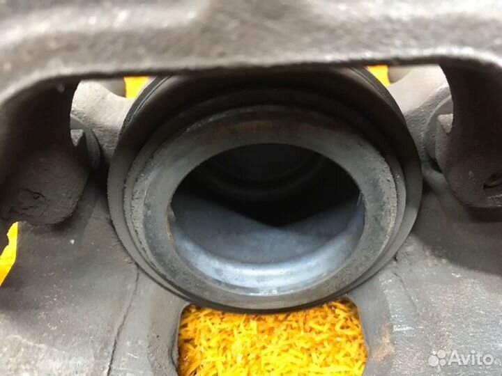 Суппорт передний левый Bmw 3-Series E90 N52B25A