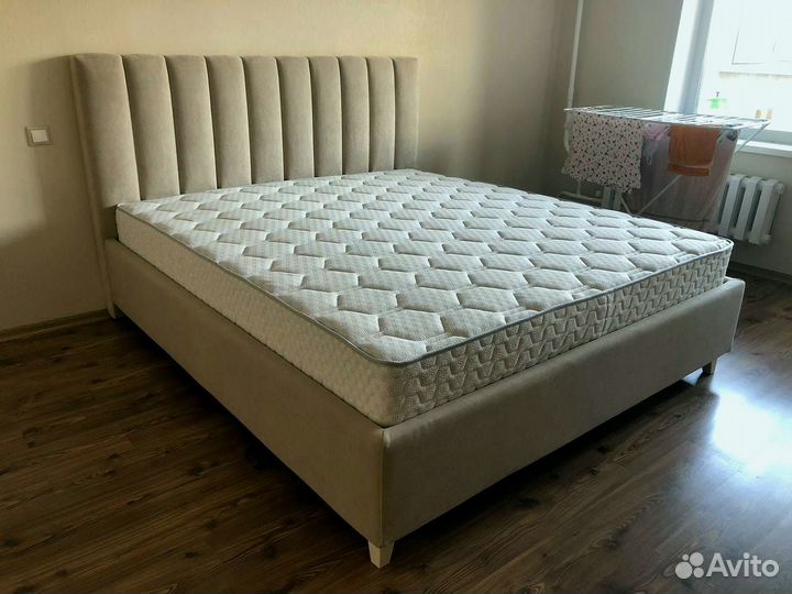 Кровать с мягким изголовьем