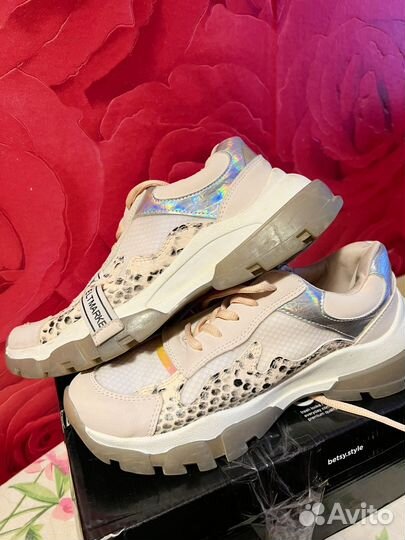 Кроссовки женские