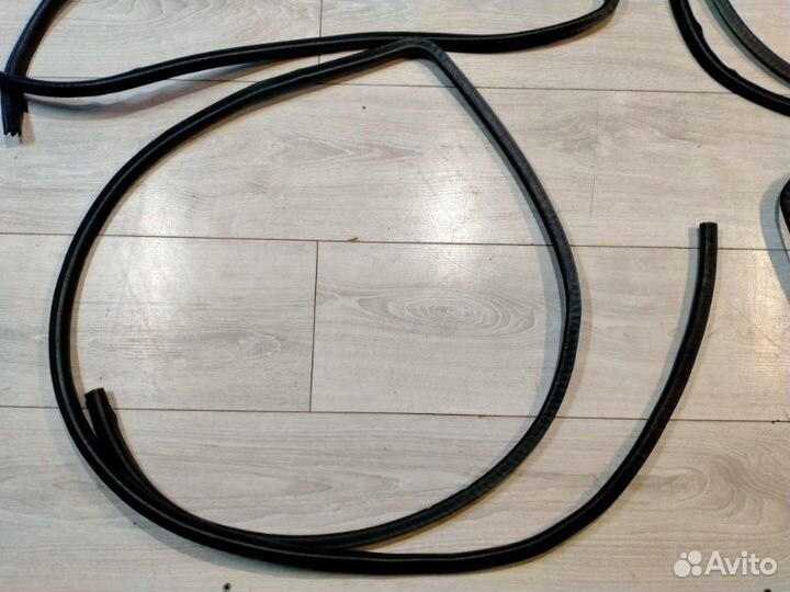 Уплотнитель дверного проема Toyota Mark Ii GX90