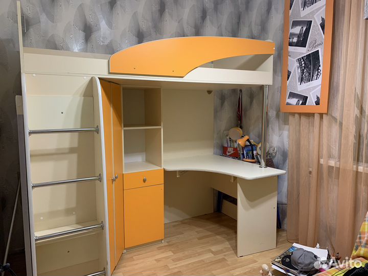 Двухъярустная кровать внизу со столом, шкафом