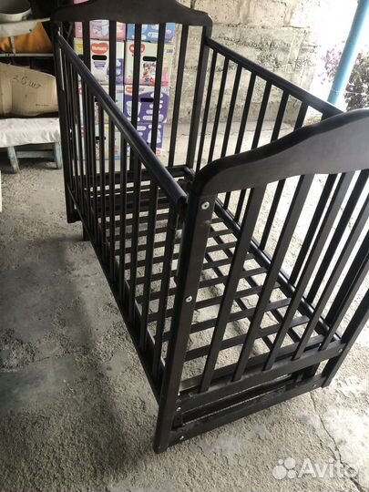 Детская кроватка с маятником