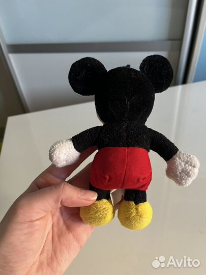 Брелок микки маус из магазина disney