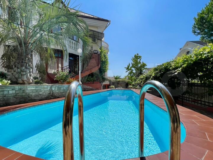 Коттедж 250 м² на участке 6 сот.