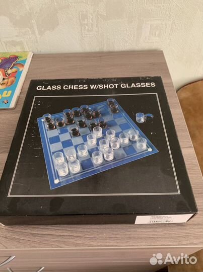 Шахматы рюмки на стеклянной доске подарочные