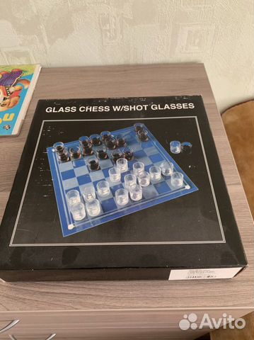 Шахматы рюмки на стеклянной доске подарочные