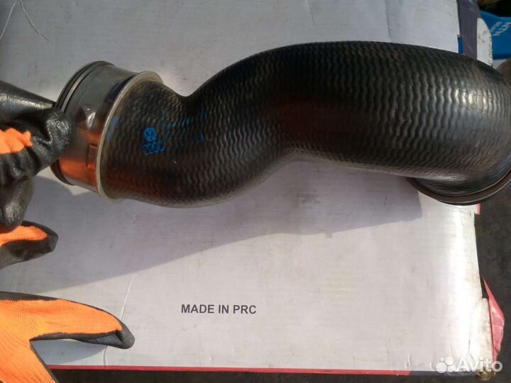 Патрубок верхний интеркулира Vag 2.5 AXD оригинал