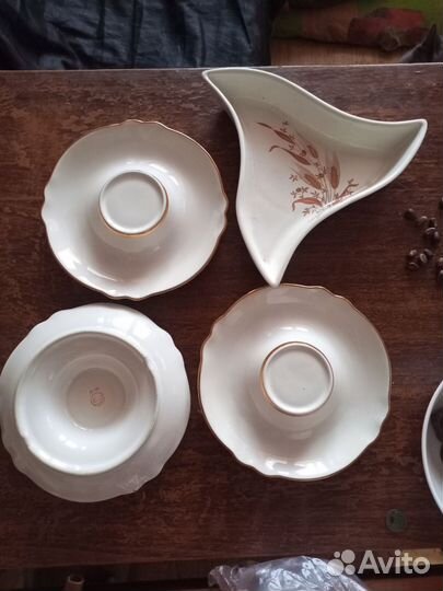 Блюдца белые с золотой обводкой