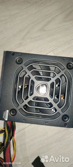 Игровой компьютер с монитором и клавиатурой