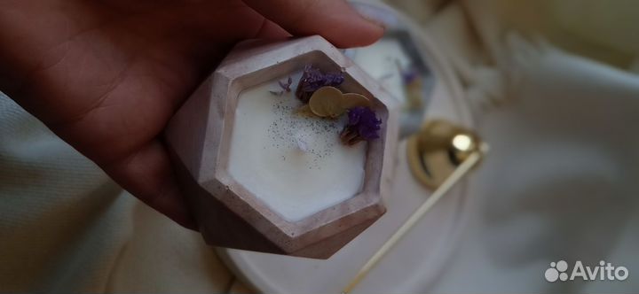 Ароматическая свеча с сухоцветами в подсвечнике