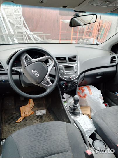 Hyundai Solaris 1.4 МТ, 2015, битый, 135 000 км